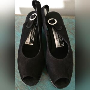 Andre Assous Black Peep Toe Wedge Featherweights Sz 7